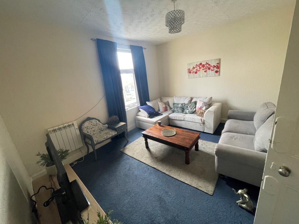 Lot: 90 - PAIR OF FLATS FOR INVESTMENT - First floor living room